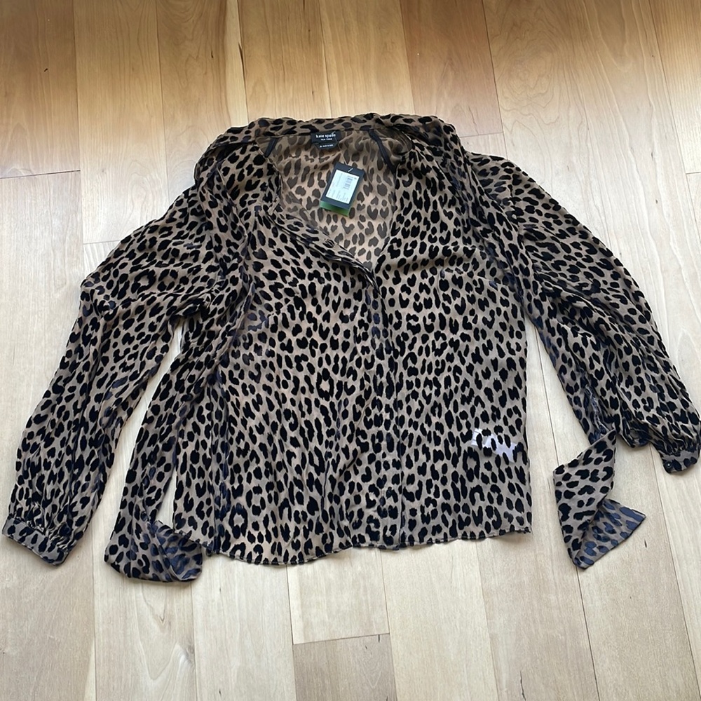 Kate Spade woman’s blouse. Size medium. Blouse has collar with front tie.